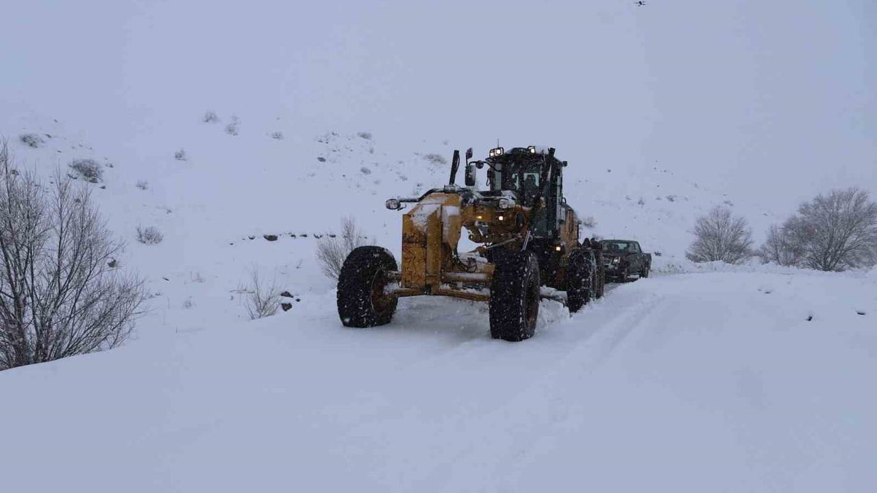 Ağrı'da kar yağışı 423 köy yolunu ulaşıma kapattı