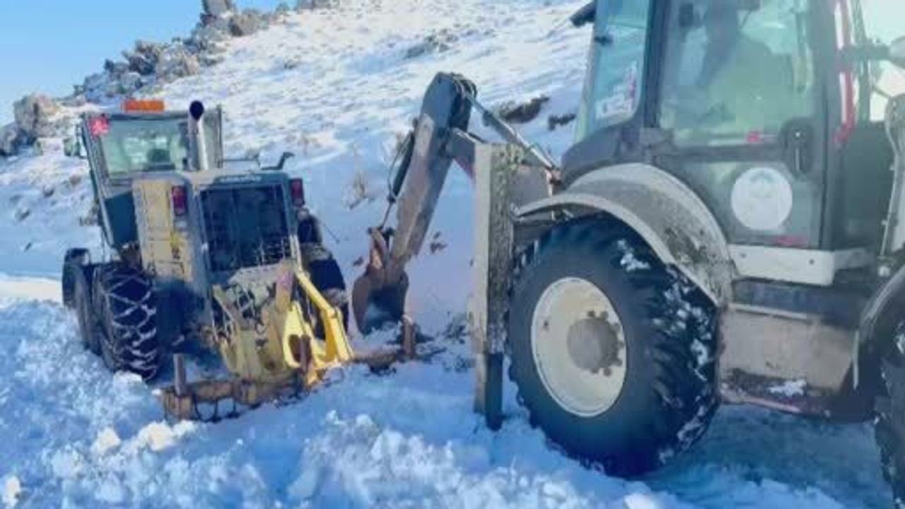 Ağrı’da karla mücadelede greyder uçurum kenarında güçlükle durdu