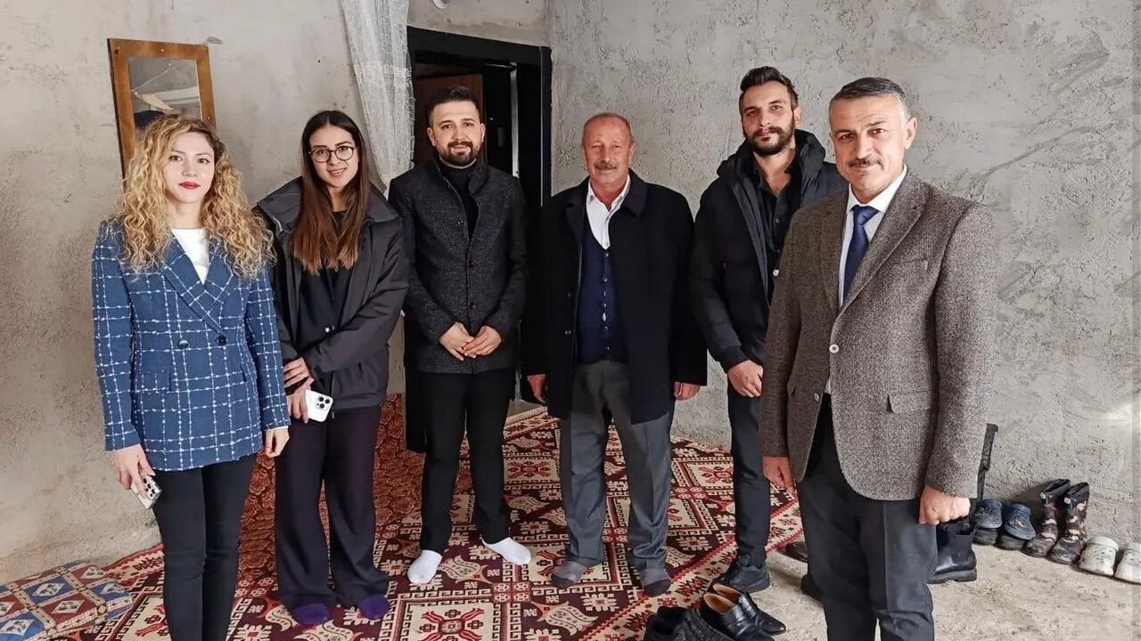 Ağrı'da 'Okulum Beni Bekler' projesi: Patnos’ta devamsızlık yaşayan öğrenciye ev ziyareti