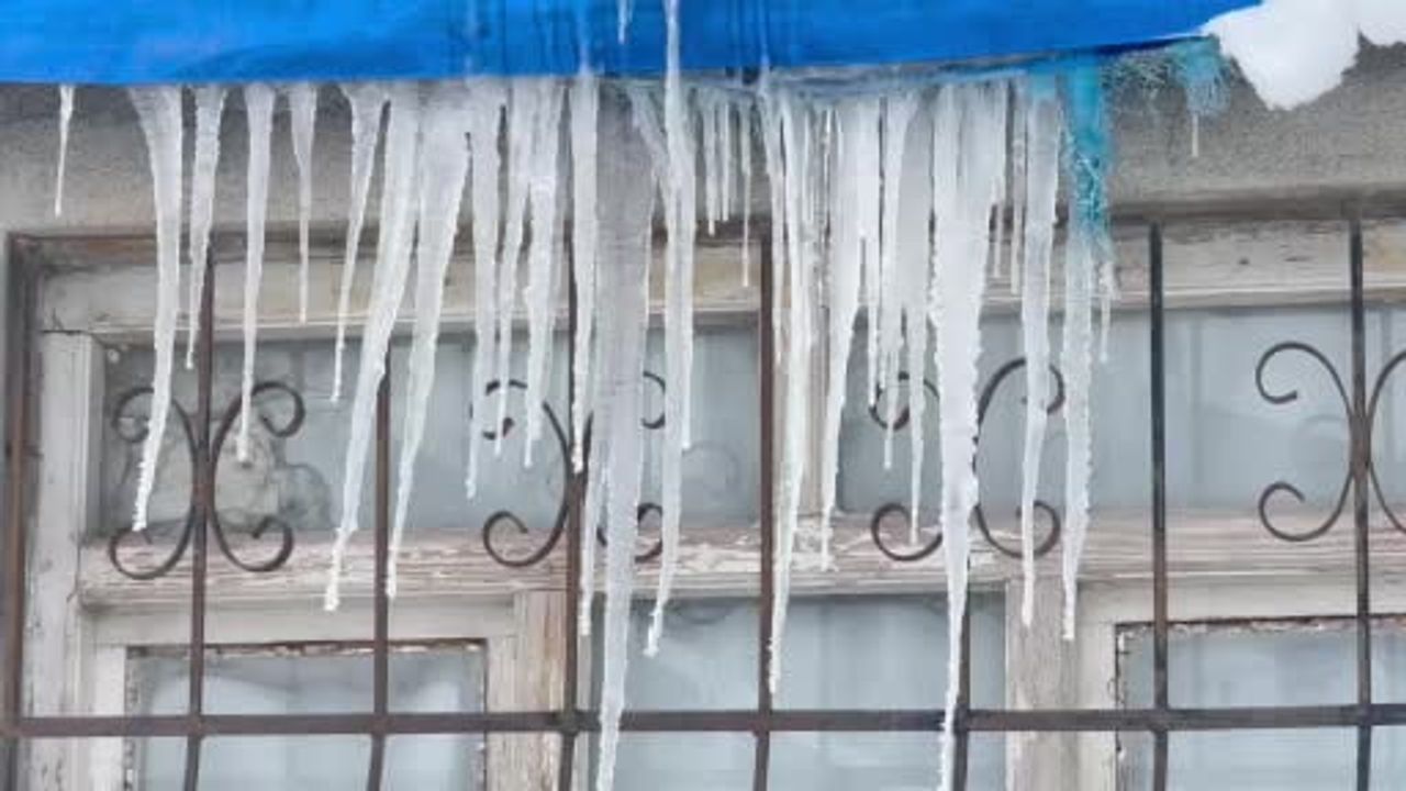 Ağrı’da Sibirya soğukları günlük yaşamı zorluyor: Eksi 18 derece ve geniş buzlanma