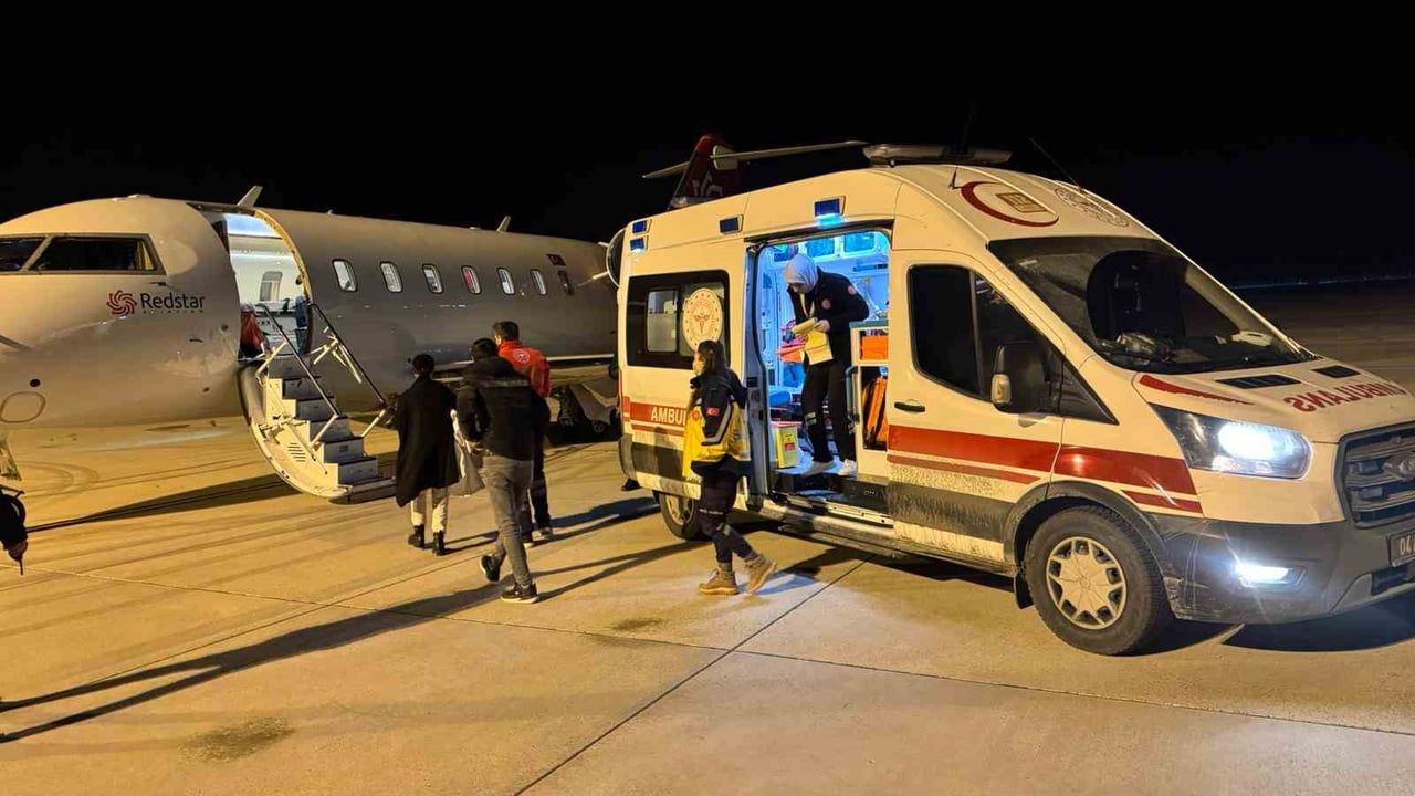 Ağrı'da solunum güçlüğü çeken 2 yaşındaki Aras, İstanbul'a ambulans uçakla sevk edildi