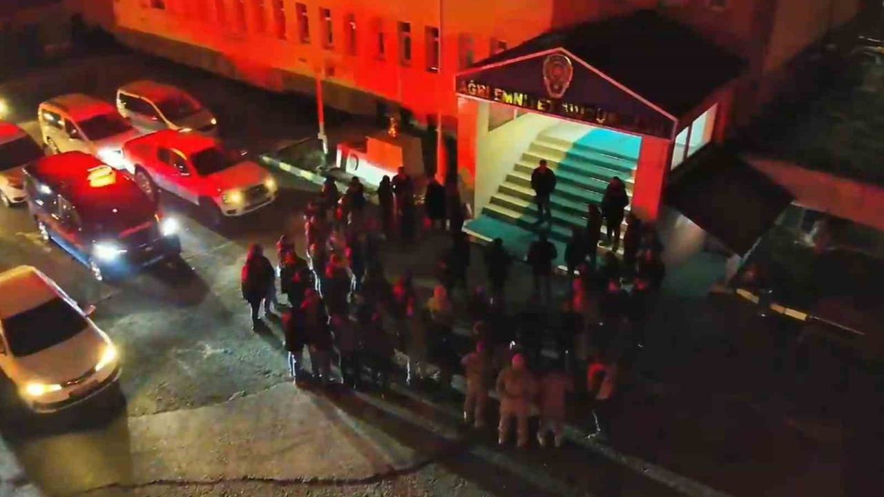 Ağrı’da Yasa Dışı Silah Ticareti Operasyonu: 5 Tabanca, 1 Av Tüfeği Ele Geçirildi, 2 Tutuklama