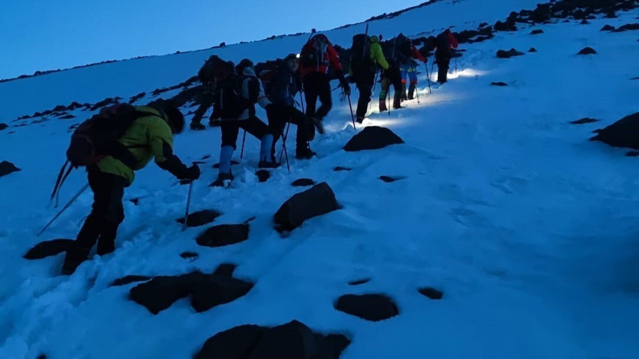 Ağrı Dağı'nda kar altında zorlu tırmanış: 9 dağcı rehber eşliğinde zirveye yöneldi