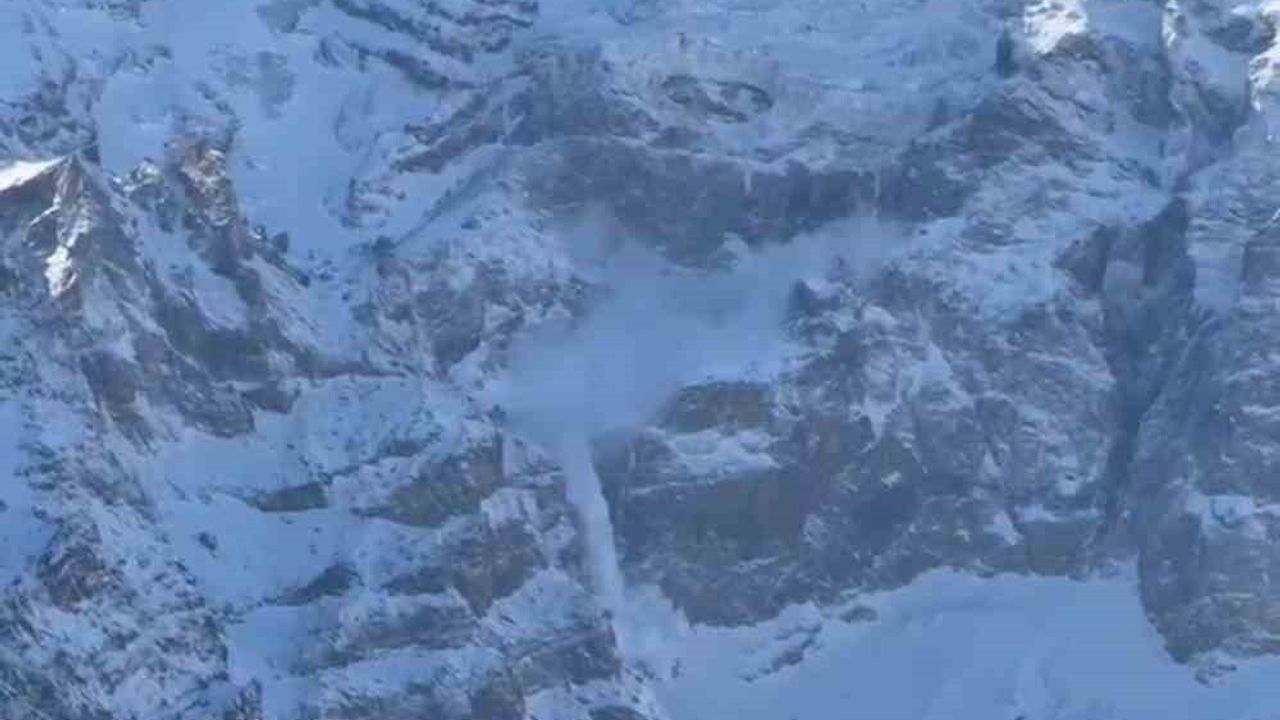 Ağrı Dağı'nın Kuzey Yamacında Çığ Düştü; Dağcılar Olayı Cep Telefonuyla Kaydetti