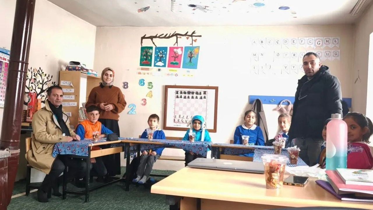 Ağrı Diyadin'de Budak ve Karapazar Köyü Okullarına Waffle İkramı