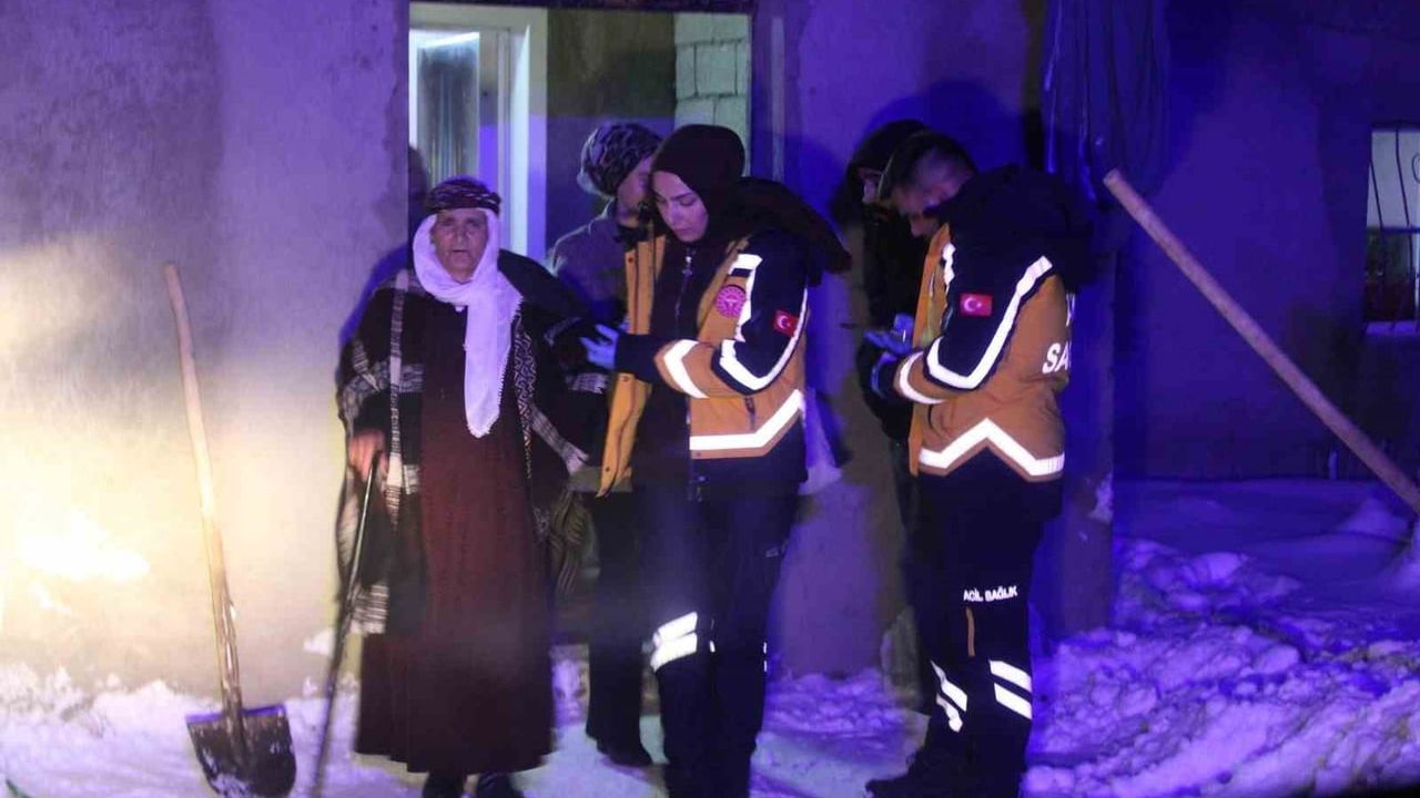 Ağrı Diyadin'de yollar kapalı: 70 yaşındaki hasta 112 ekiplerince Diyadin Devlet Hastanesi'ne sevk edildi