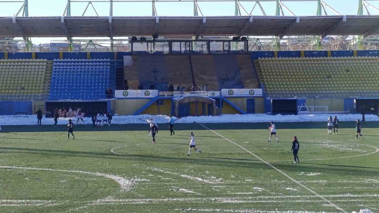 Ağrı Kadın Futbol Takımı, kar ve soğuğa rağmen Kahramanmaraş Anadolu'yu 4-1 yendi