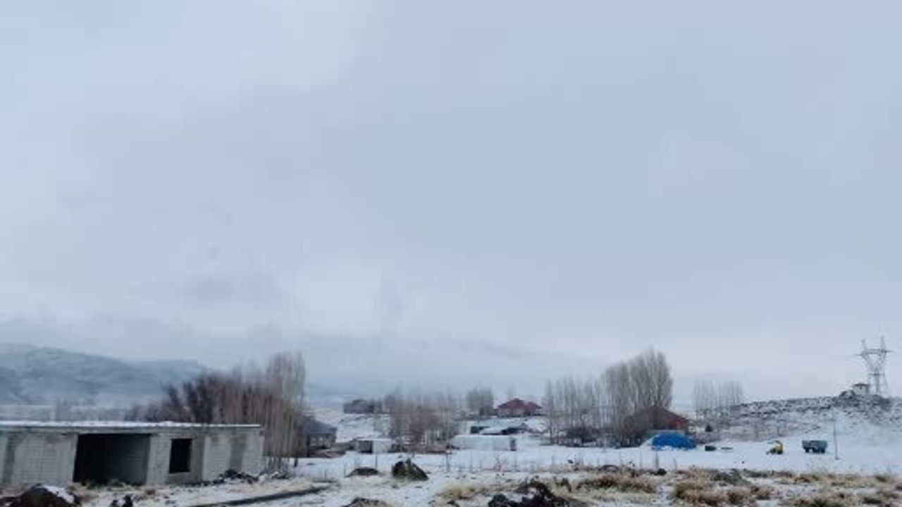 Ağrı'nın Patnos ilçesinde gece yağan kar kartpostallık görüntüler oluşturdu