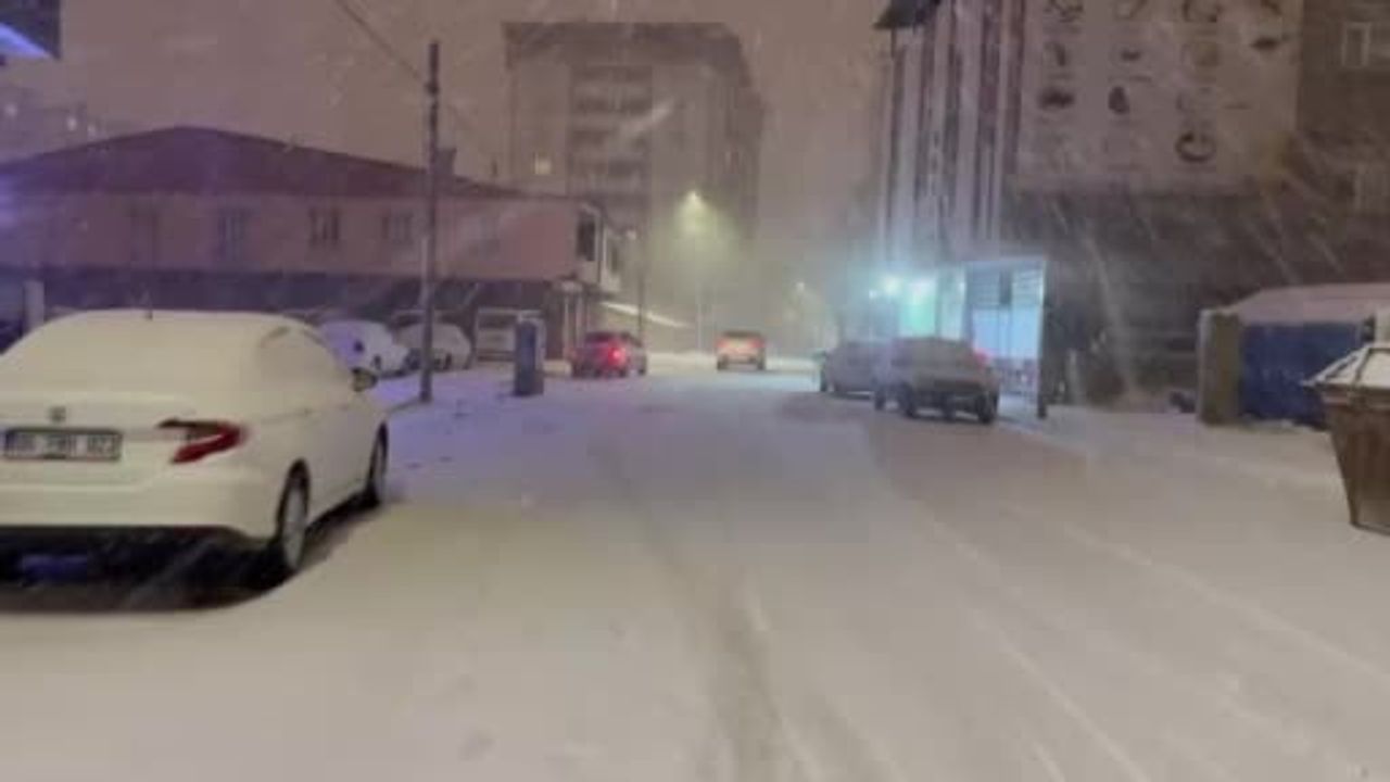 Ağrı Patnos’ta Kar Ulaşımı Aksattı: Tutak-Patnos Yolunda Tırlar Yolda Kaldı