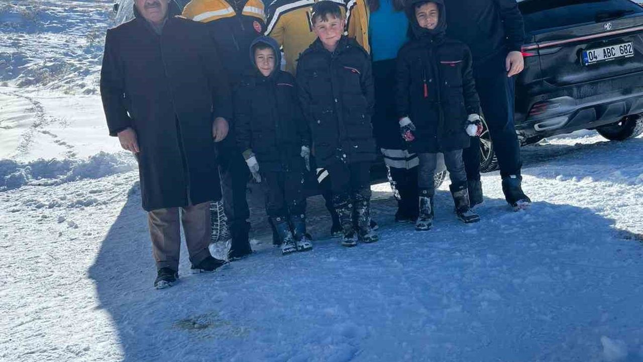 Ağrı Patnos'ta kar ve tipiye rağmen sağlık ekipleri iş makineleriyle hastalara ulaştı