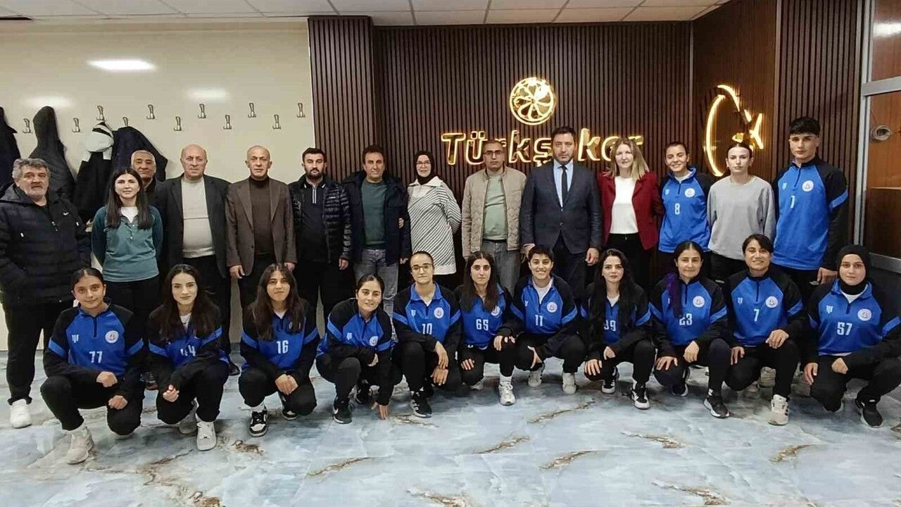 Ağrı Şeker Fabrikası'ndan Ağrı Kadın Futbol Takımına Moral Yemeği