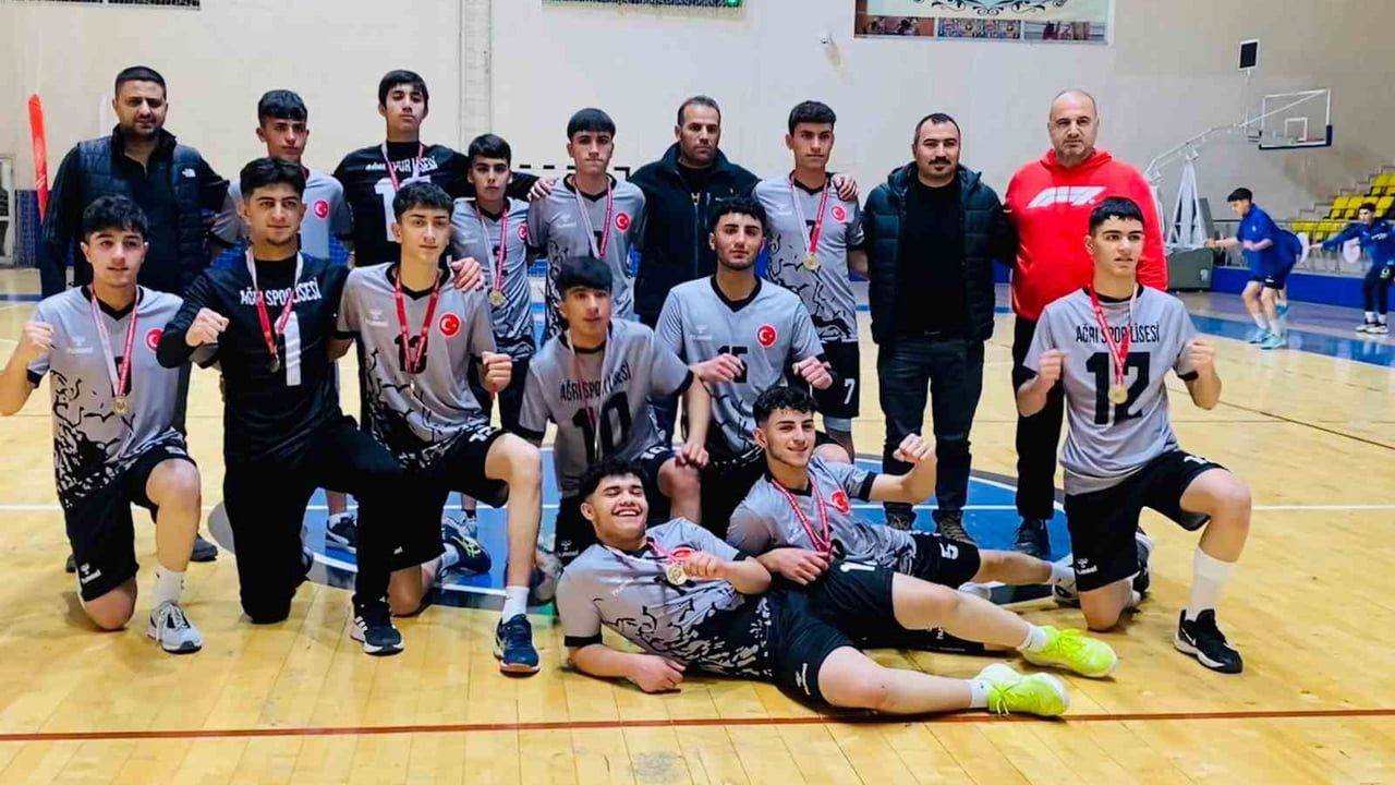 Ağrı Spor Lisesi erkek hentbol takımı Türkiye yarı finallerine yükseldi