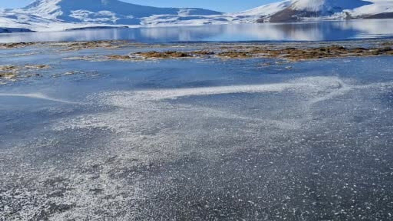Ağrı Taşlıçay'taki Balık Gölü kısmen buz tuttu