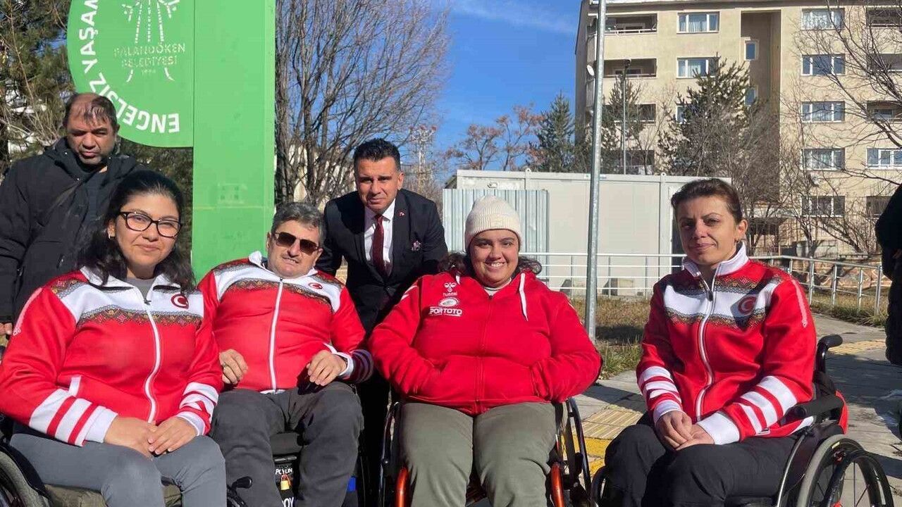 Aile ve Sosyal Hizmetler İl Müdürü Hasan Aykut, 3 Aralık Dünya Engelliler Günü'nde Türkiye Sakatlar Derneği Erzurum Şubesi'ni Ziyaret Etti