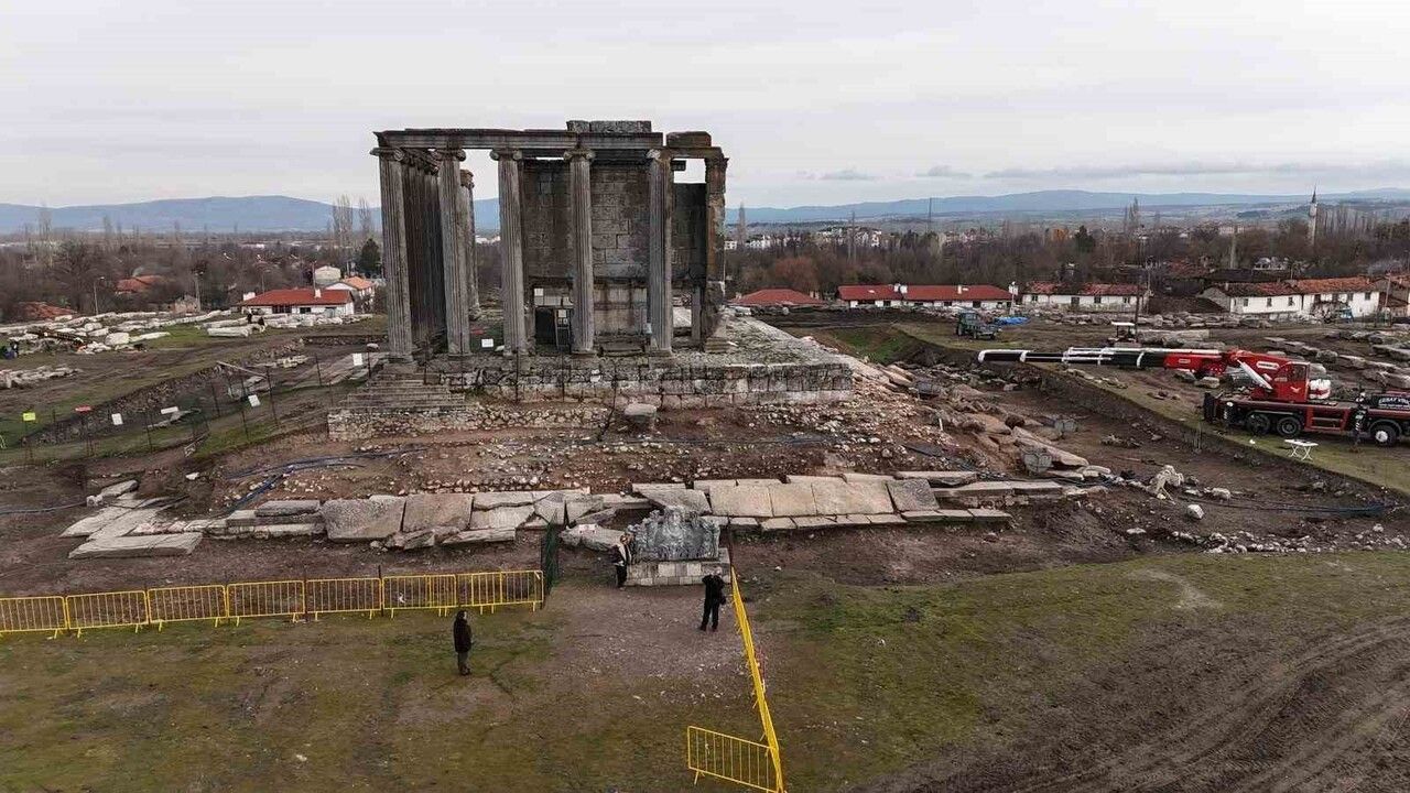 Aizanoi Antik Kenti'nde kazı ve restorasyon çalışmaları hızlandı; Vali Musa Işın yerinde inceledi