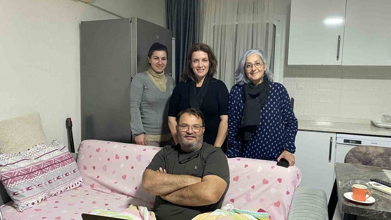 AK Parti Ayvalık İlçe Başkanı Betül Akın’dan Suat Salgın’a geçmiş olsun ziyareti