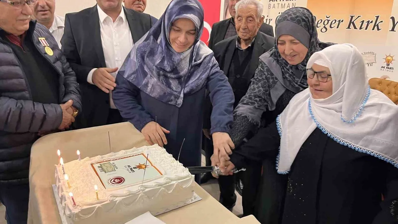 AK Parti Batman'da 'Bir Ömre Bedel 40 Yıl' buluşması: 65 aile onurlandırıldı