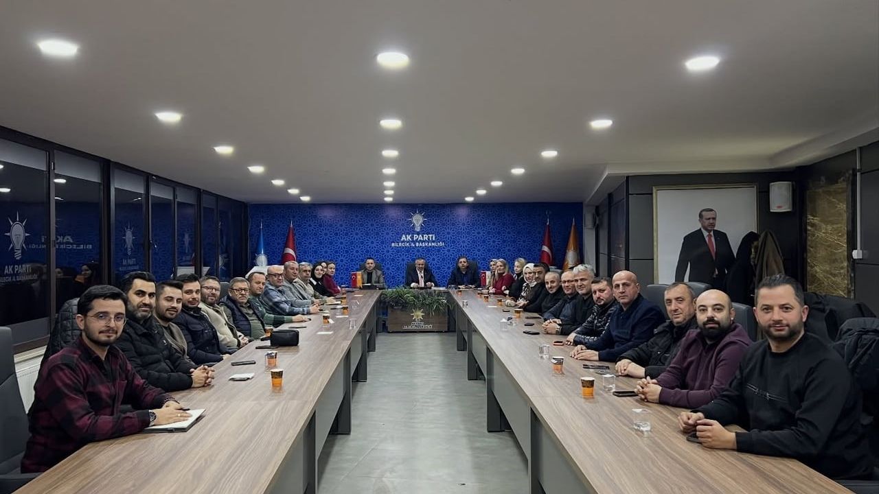 AK Parti Bilecik İl Yönetim Kurulu Toplantısında Çalışmalar ve Doğum Günü Sürprizi