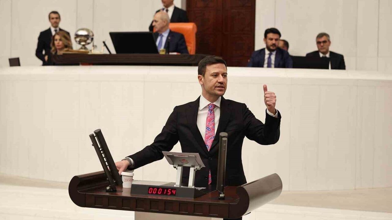 AK Partili Baykoç'tan Beşikçioğlu'na eleştiri: "Film çekmekten, dizi çekmekten boş zamanı yok"