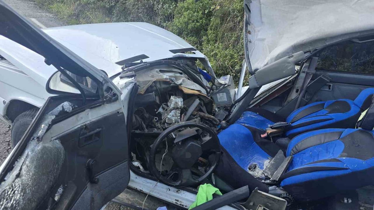 Akçaabat'ta yamaçtan yuvarlanan kaya otomobilin üzerine düştü: 5 yaralı