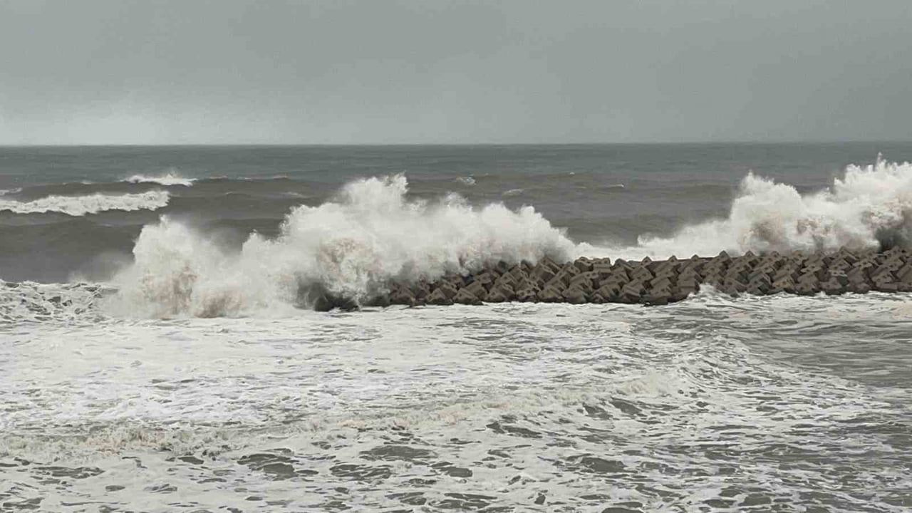 Akçakoca'da fırtına balıkçı barınağı ve teknelerde hasara yol açtı