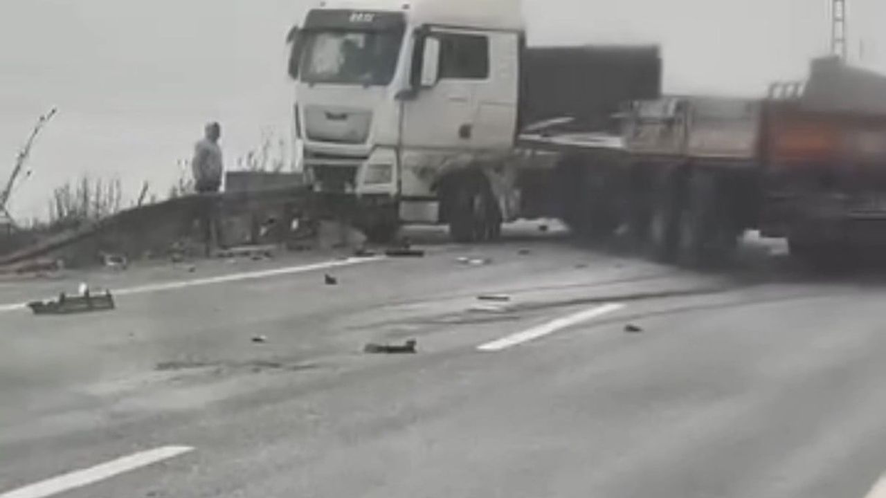 Akçakoca Kalkın Plajı çevre yolunda tır makaslaması ulaşımı aksattı