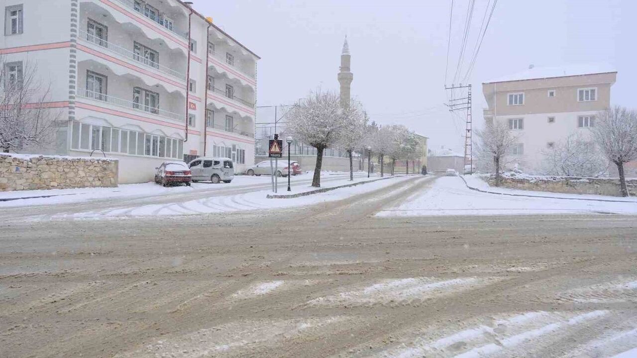 Akdağmadeni beyaza büründü: Belediye ekipleri karla mücadeleyi sürdürüyor