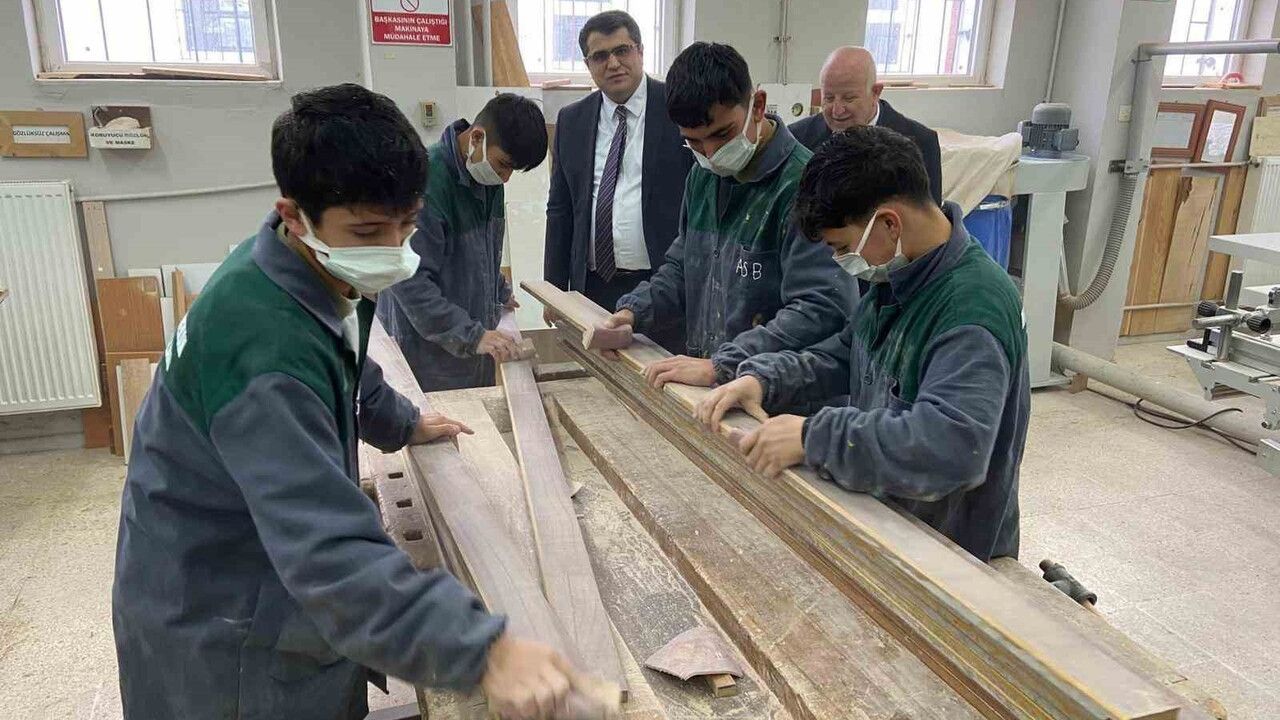 Akdağmadeni Meslek Lisesi, TOKİ Camii'nin duvar kaplama ve mobilya işlerini üstlendi