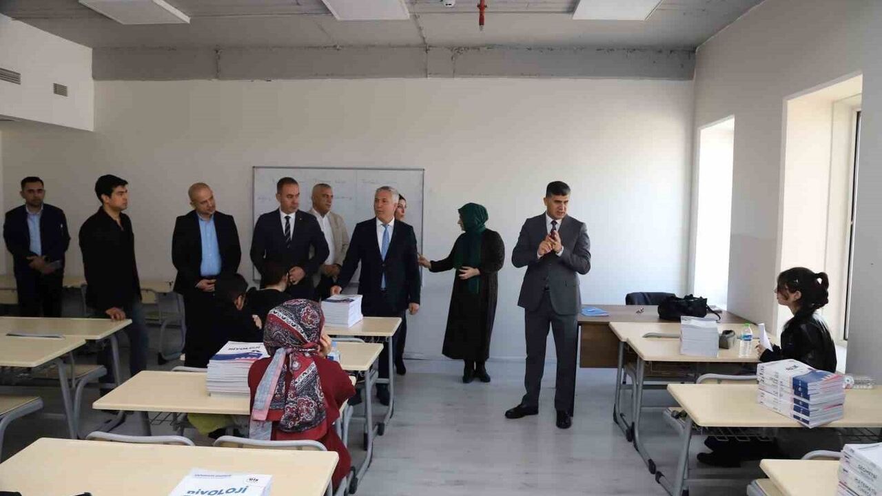 Akdeniz Belediyesi Etüt Merkezi, üniversite adaylarına ücretsiz kaynak kitap desteği sağladı