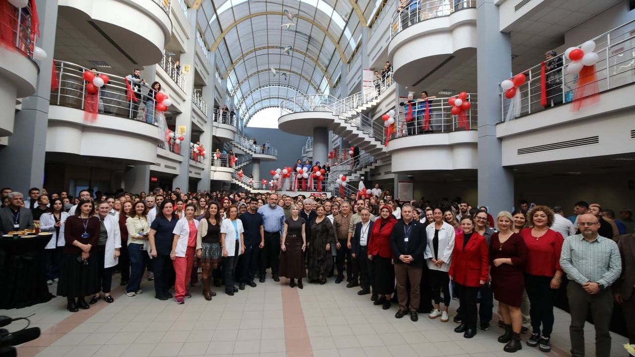 Akdeniz Üniversitesi Hastanesi'nde Yeni Yıl Kutlaması: Rektör Özlenen Özkan Çalışanlar ve Çocuklarla Bir Arada