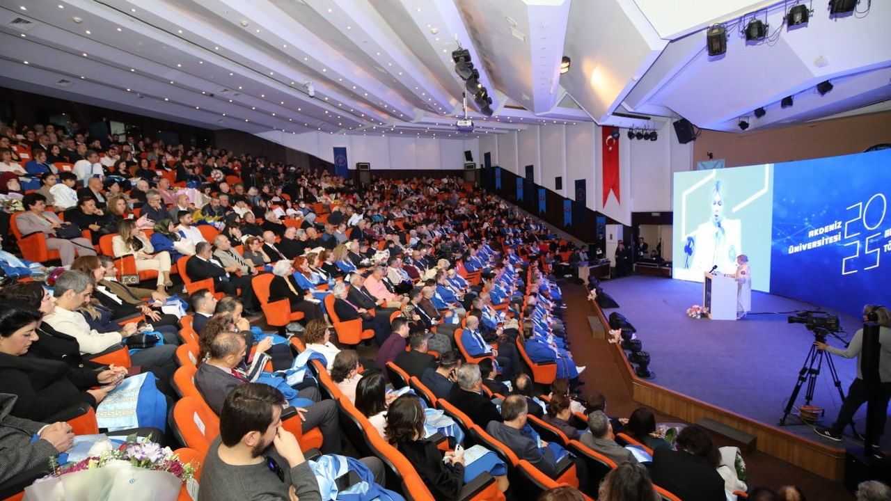 Akdeniz Üniversitesi’nde 2025 Akademik Töreni: 111 Akademisyen Cübbe Giydi, 2026 Projeleri Duyuruldu