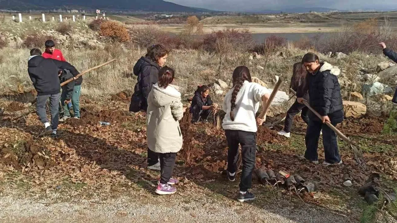 Akharım'da 'Yeşil Akharım - Geleceğe Nefes' fidan dikimiyle çevre bilinci pekiştirildi