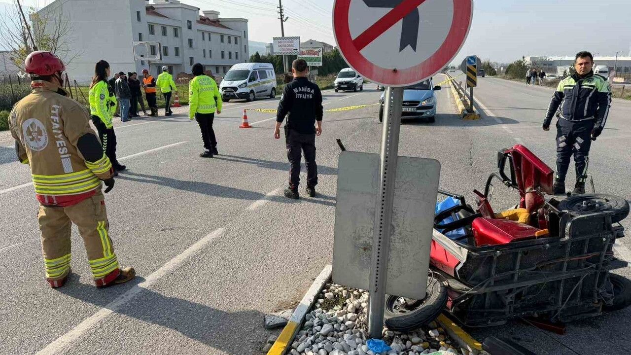 Akhisar'da elektrikli bisiklet ile otomobil çarpıştı: 1 kişi hayatını kaybetti