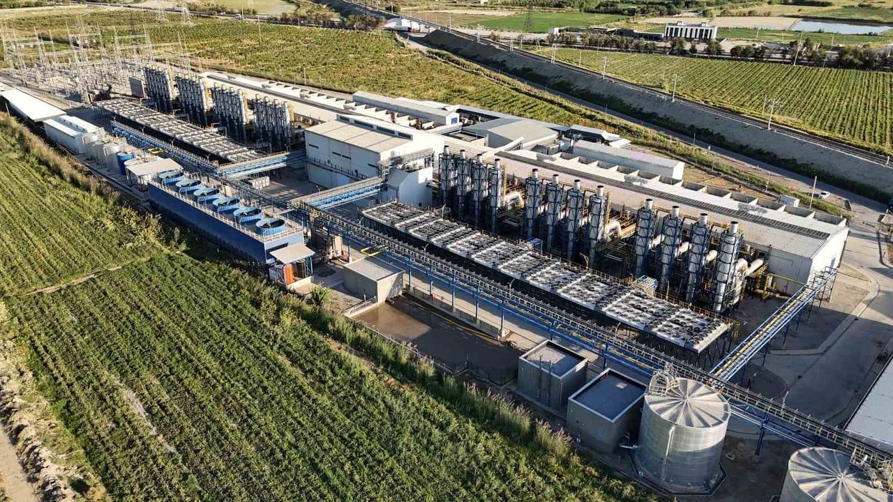 Aksa Enerji, Buhara’daki 50 yıllık okulun spor salonunu yeniledi