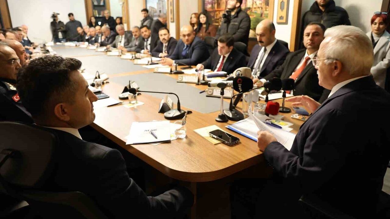 Aksaray 2025-2026 kışına hazırlık: Bin 100 personel ve 244 iş makinasıyla önlemler güçlendirildi