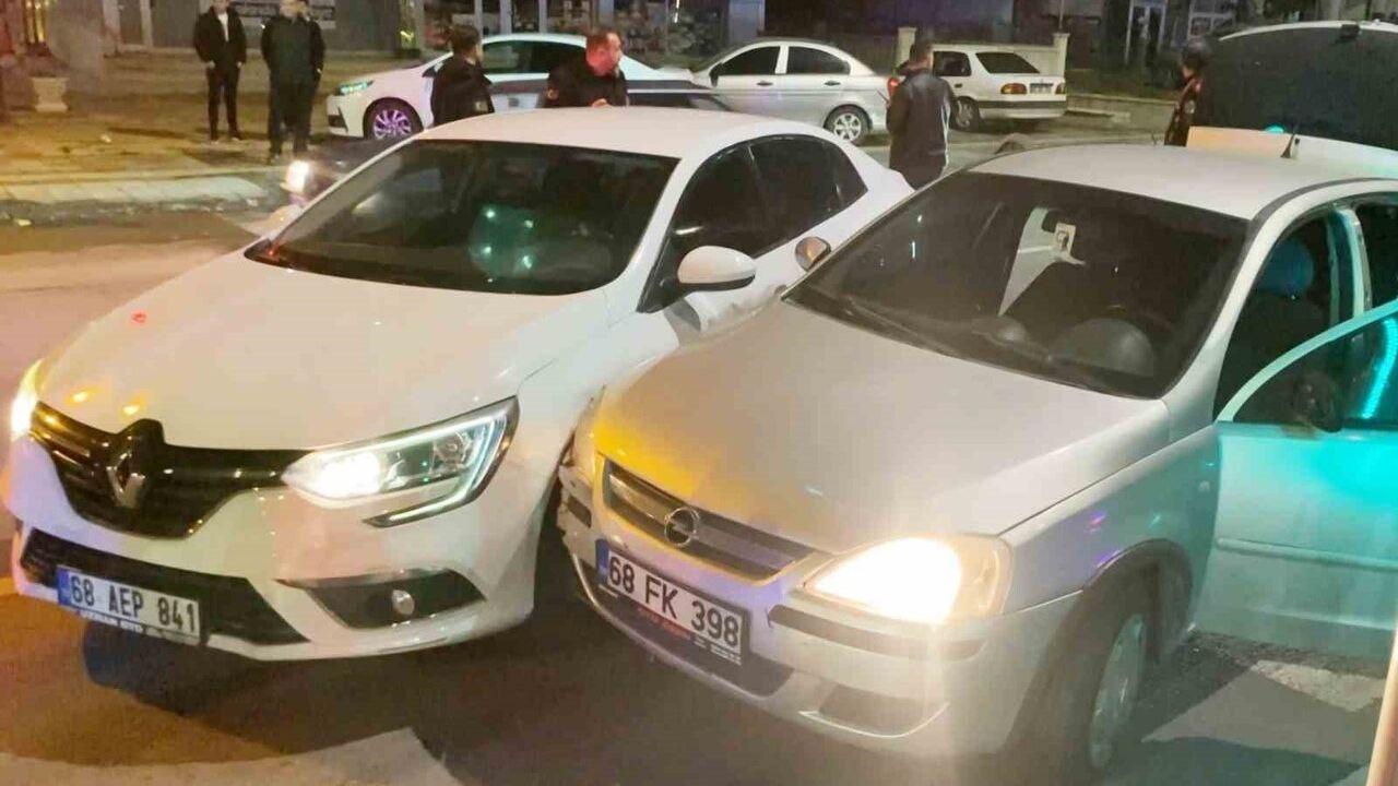 Aksaray'da alkollü sürücü, emniyet müdür yardımcısının makam aracına çarptı