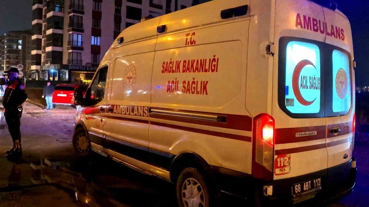 Aksaray'da bims yüklü tır ile market servis aracı çarpıştı: 2 yaralı