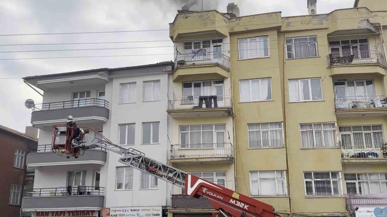 Aksaray'da çatı katındaki kömürlükte çıkan yangın itfaiye tarafından söndürüldü