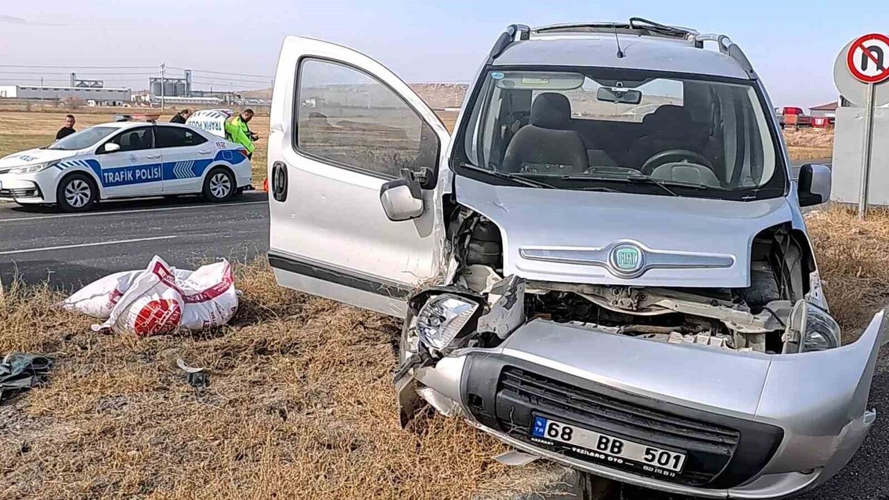 Aksaray'da hastaneden dönen karı koca kavşakta tırla çarpıştı