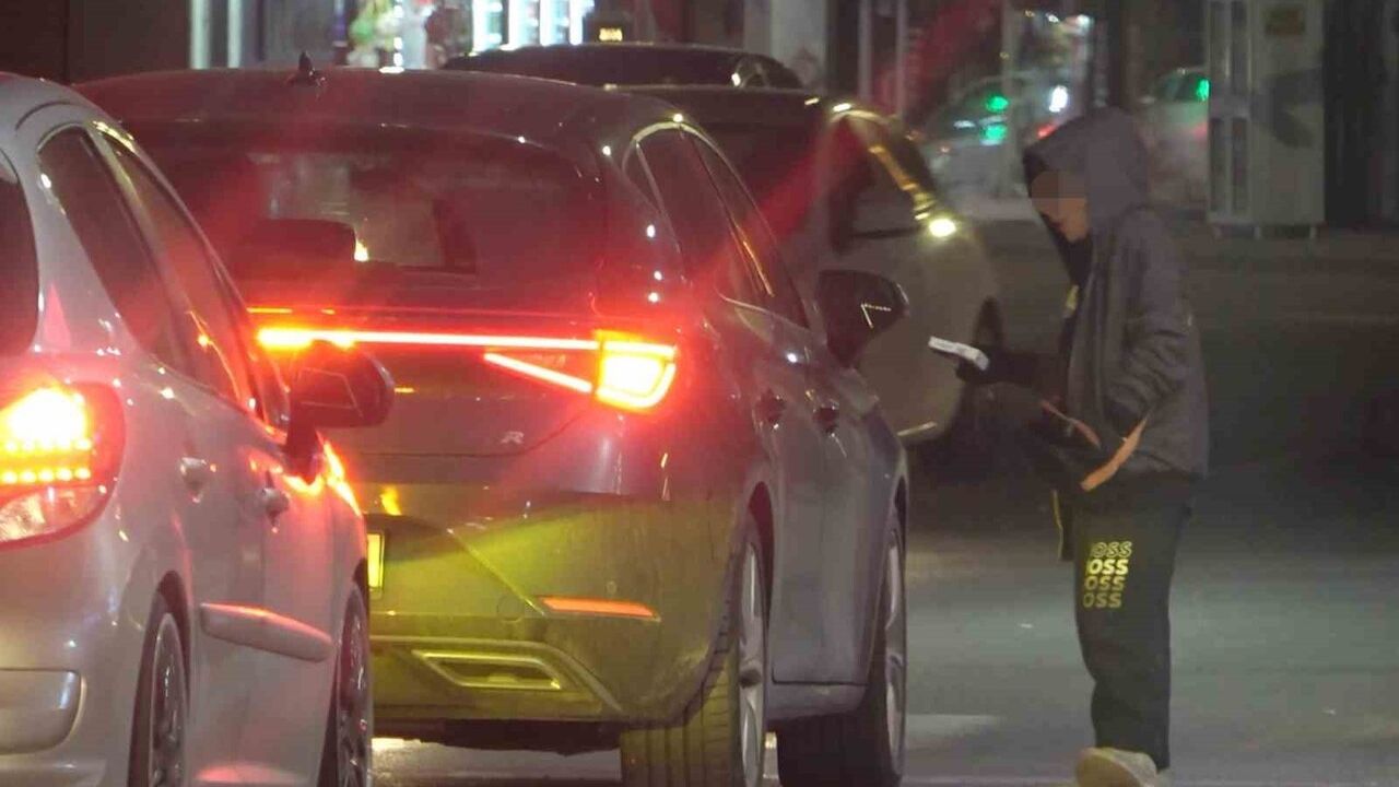 Aksaray’da Işıklı Kavşaklarda Çocuk Dilenciler Trafikte Tehlike Oluşturuyor