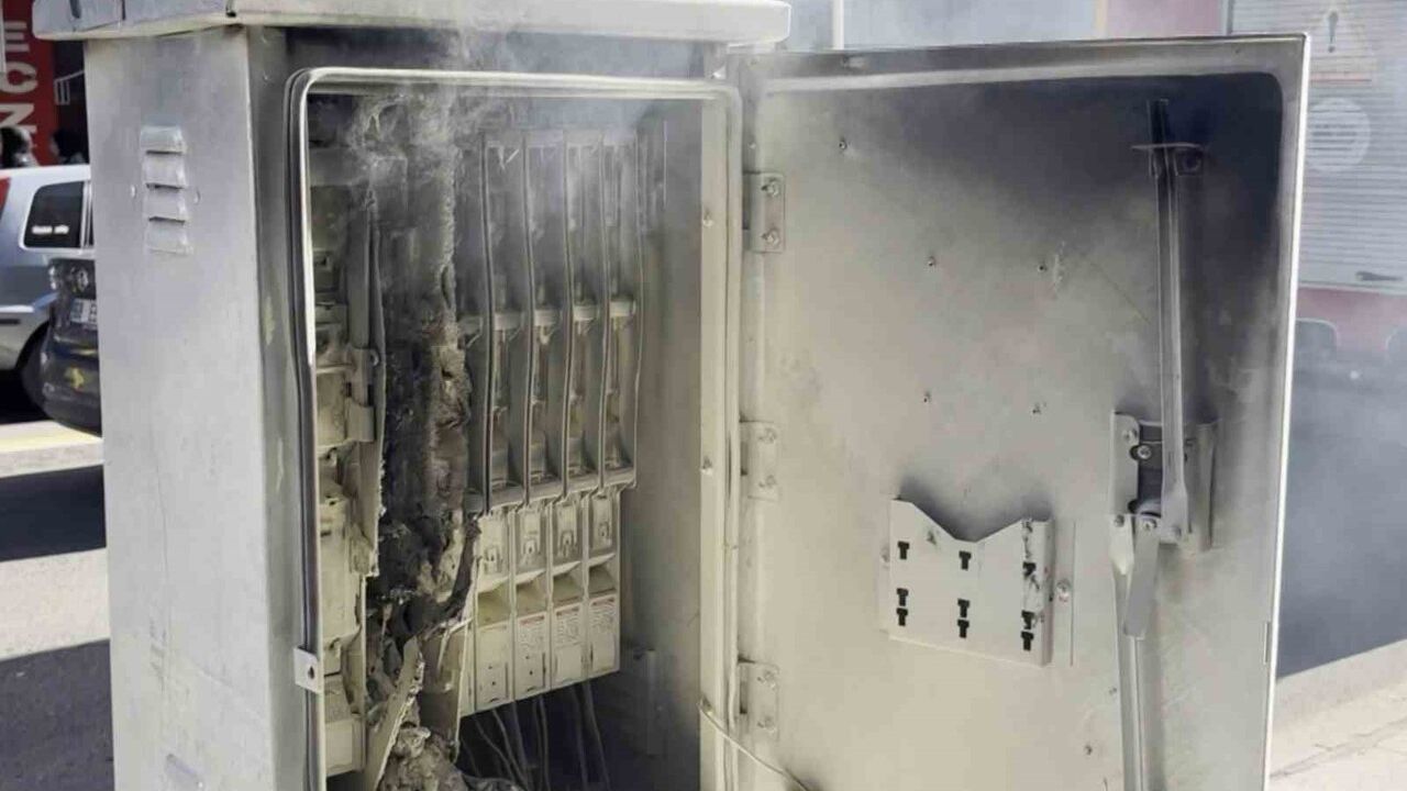 Aksaray’da kaldırımdaki trafoda şase kaynaklı yangın söndürüldü