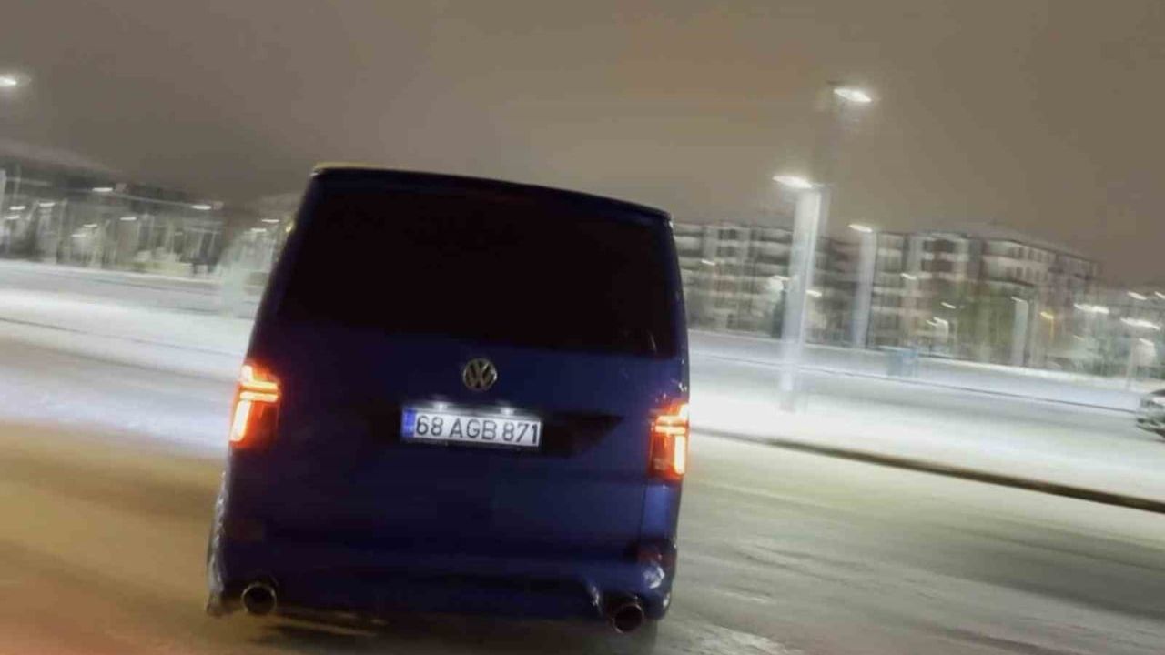 Aksaray'da Karlı Yollarda Tehlikeli Sürüş: Drift Yapan Sürücülerin Anları Kamerada