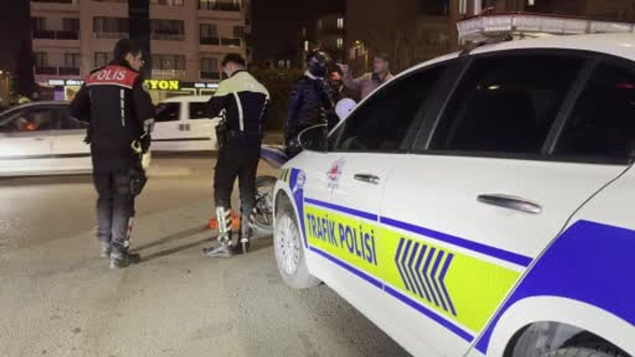 Aksaray'da kavşakta 4 araçlı zincirleme kaza: motosiklet sürücüsü yaralandı