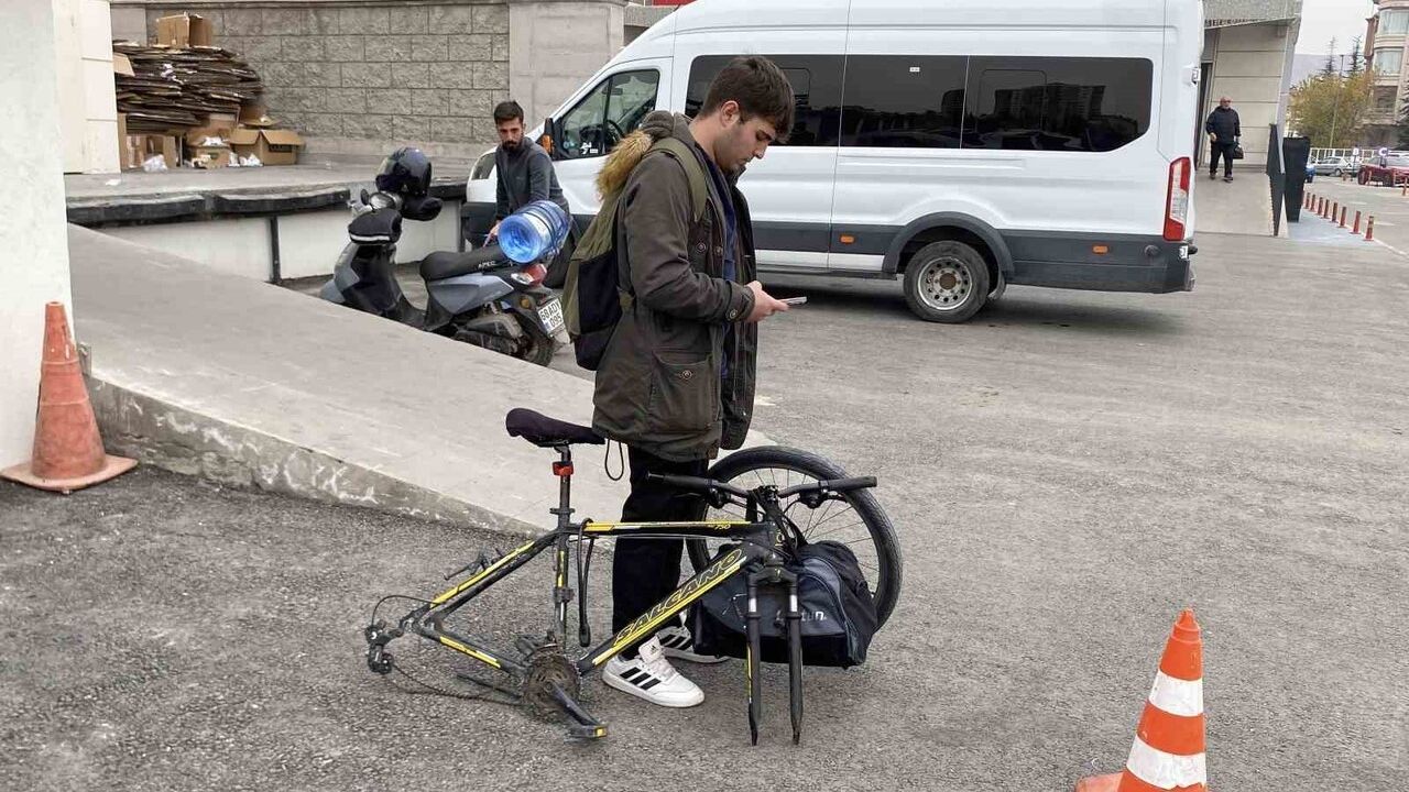 Aksaray'da kilitlenen bisikletin ön tekeri sökülerek çalındı; lise öğrencisi jantının iadesini istiyor