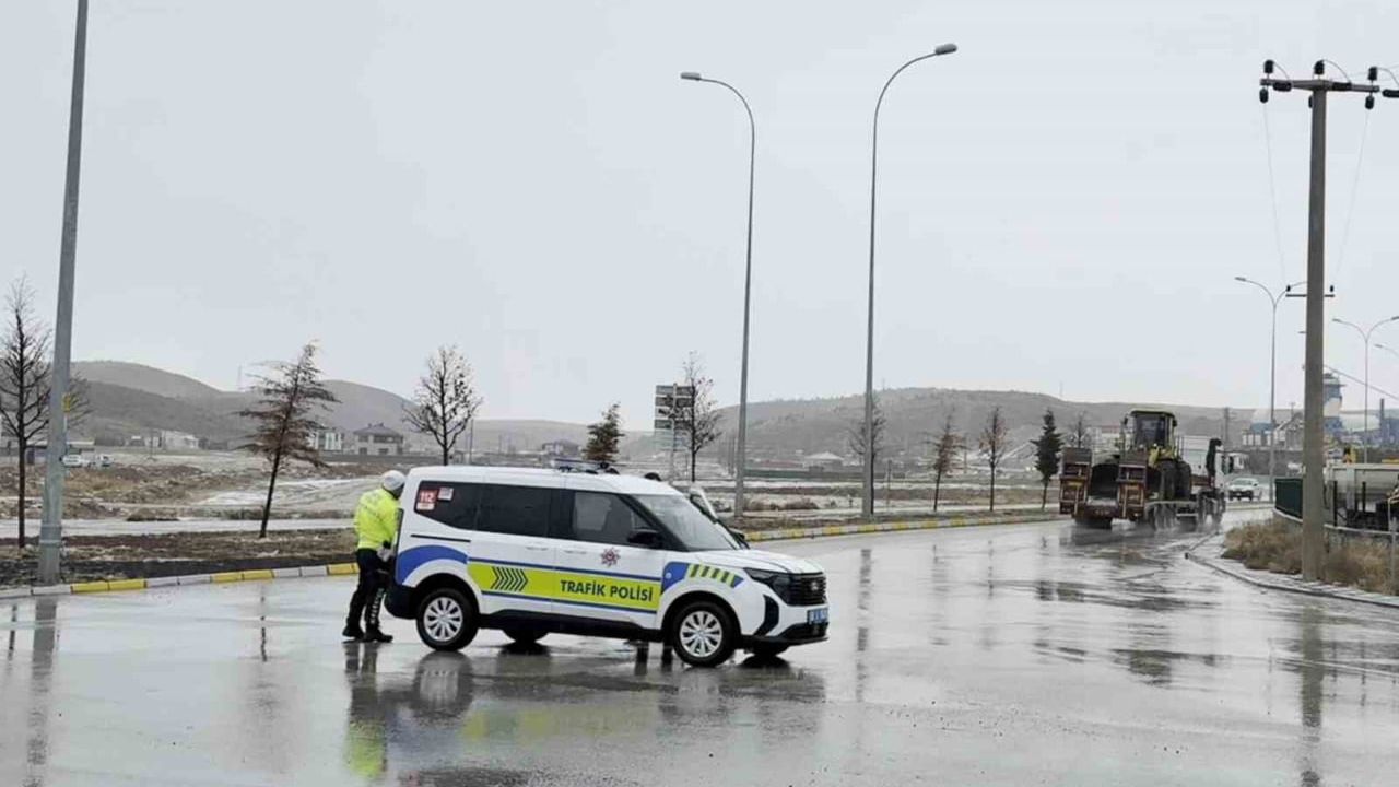 Aksaray’da Ortaköy yolu yoğun kar nedeniyle ulaşıma kapatıldı
