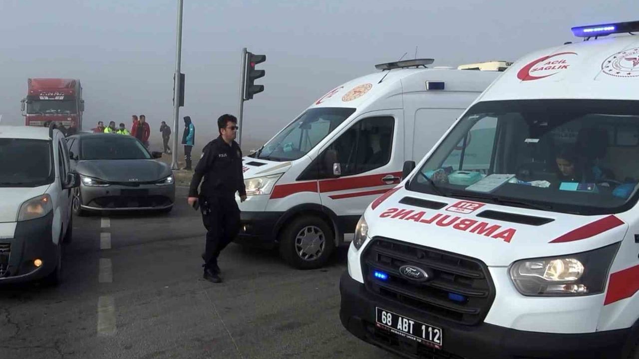 Aksaray'da sisli havada 5 araçlı zincirleme kaza: 1 yaralı