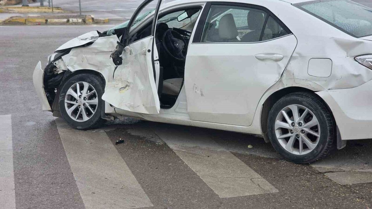 Aksaray'da tır ile otomobil çarpıştı: 4'ü hakem 5 kişi yaralandı