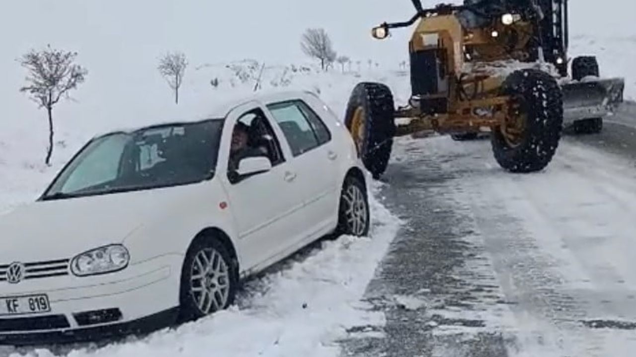 Aksaray'da yoğun kar ulaşımı etkiledi; İl Özel İdaresi yolda mahsur kalan araçları kurtarıyor