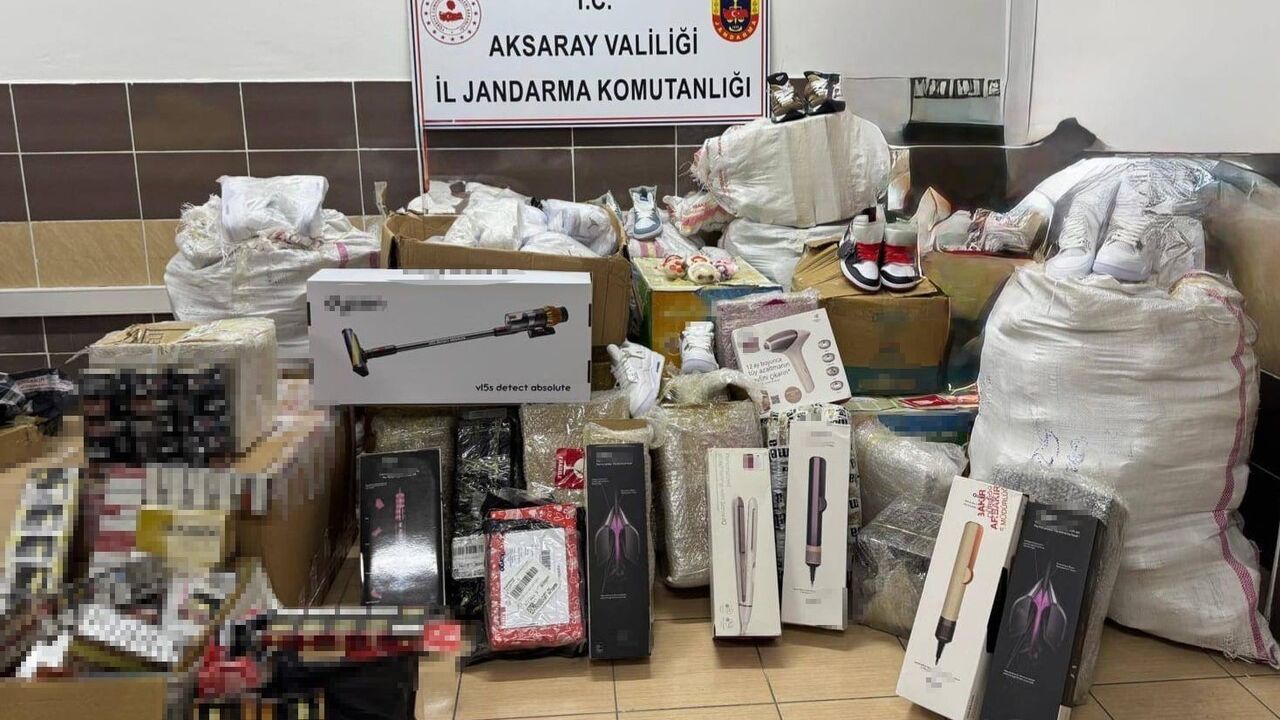 Aksaray Jandarması Ankara-Niğde Otoyolu'nda Kaçakçılık Operasyonu: Binlerce Ürün Ele Geçirildi