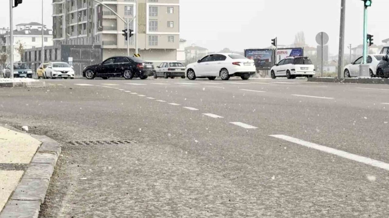 Aksaray merkezine mevsimin ilk karı yağdı; üreticiler memnun, yağış kısa sürdü